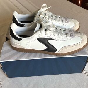 NWT SKETCHERS Court Classic White Black Hotshot Shoe Sneakers Memory Foam US 6.5